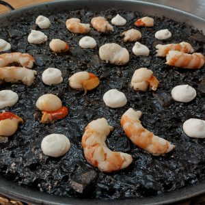 Negro de Sepia, Gamba y Zamburiña con Alioli